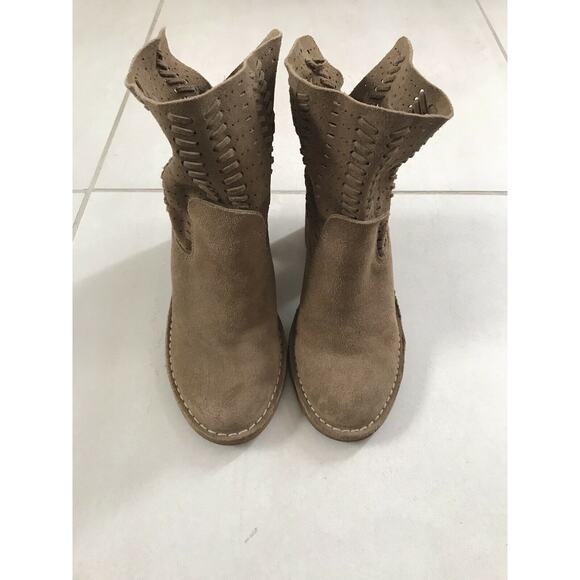 Dolce Vita Landon Perforated Suede Chunky Heel Ankle Boots Brown - Picture 4 of 9